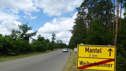 Bild: bk
Die Kritik der Autofahrer und Anwohner war berechtigt. Jetzt passiert auf der GVS nach Mantel endlich Abhilfe durch eine Deckschicht.