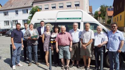 Bild: mmj
In Anwesenheit der Bürgerbusfahrer, der Bürgermeister der Kommunen im Schönseer Land, von Dominik Hauser (Landratsamt/Zweiter von links) und Magdalena Bittner (VG/Fünfte von links) wurde Rainer Bauer (Dritter von links), in der Reihe der Fahrer von Landrat Thomas Ebeling (Vierter von links) begrüßt und Johann Wirnshofer (Zweiter von rechts) verabschiedet,