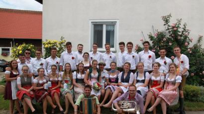 Bild: bö
Stattlich, stattlich - Die Kirchweih in Berghausen war wieder eine recht zünftige Sache, besonders für das neue Oberkirchweihpaar Eva Inselsberger und Florian Schießl (Bildmitte).