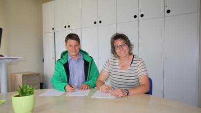 Bild: bjp
Für zunächst zehn Jahre mit Verlängerungsoption haben Benjamin Zeitler und Bürgermeisterin Carmen Pepiuk den Mietvertrag zwischen Gemeinde Trabitz und Pädagogikdienstleister "Learning Campus" für das frühere "Memory" ab. In das gemeindeeigene historische Haus wird im November eine Jugendbetreuungseinrichtung einziehen.