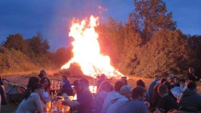 Bild: adj
Zahlreiche Gäste verbringen am Johannisfeuer einen schönen Abend.