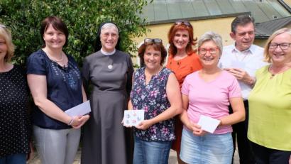 Bild: Lindner, Belinda
1500 Euro überreichen der Katholische Frauenbund, Pfarrer Max Früchtl und die Frauen-Union des CSU-Ortsverbandes an Schwester Ellen (Dritte von links). Von links: Annelie Lindner, Gabriele Frank, Christina Schaller, Andrea Gollwitzer, Renate Bock, Pfarrer Max Früchtl und dritte Bürgermeisterin Rita Rosner.