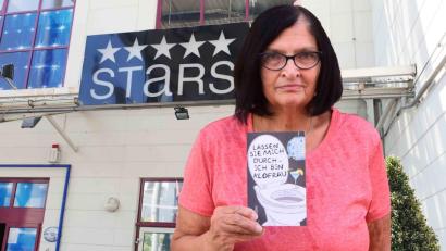 Bild[M]: Patrick Beckerle
Helga Bauermann vor ihrem Arbeitsplatz, der Disco Stars.