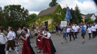 Bild: fz
Ein bunter Festzug schlängelt sich durch die Bechtsrieths Straßen.