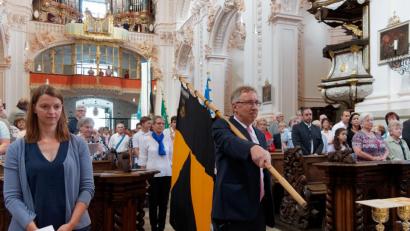 Bild: tr
Mit seiner Kirchengemeinde, Verwandten, Freunden und Weggefährten feierte der Waldsassener Pfarrer Thomas Vogl sein 25-jähriges Priesterjubiläum in der Stiftsbasilika. Festprediger war sein damaliger Primizprediger, Domprobst Prälat Franz Frühmorgen. Der Basilikachor sorgte für die festliche Musik. Die weltliche Feier fand anschließend im Pfarrgarten statt.