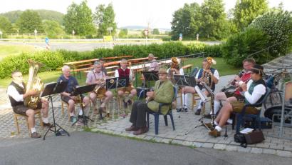 Bild: mad
Um den "Löffl-Girgl" hatte sich beim Musikantentreffen in Uckersdorf die Blaskapelle "Ascha-Grund" gruppiert.