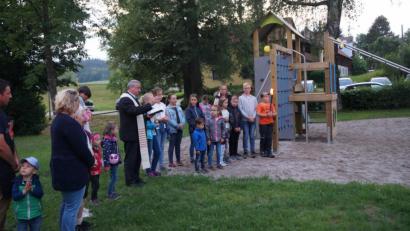 Bild: weu
Aufmerksam folgten die Kinder den Worten von Dekan Alfons Kaufmann, als er ihren Spielplatz einweihte. Martina Kiesbauer (links) hatte die Gäste im Namen des Kapellenbauvereins begrüßt.