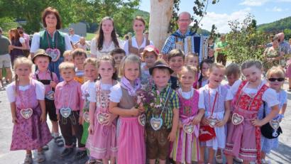 Bild: no
In fescher Tracht präsentieren sich die Mädchen und Buben der Kindertagesstätte St. Vitus. Ihr Oberkirwapaar sind (Bildmitte) Josefine Pesold (mit Blumenstrauß) und Hannes Knarr (mit Hut).