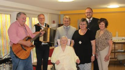 Bild: wrt
Sohn Alfons spielt mit der Gitarre auf, Familie und viele Gratulanten kommen zum Feiern.