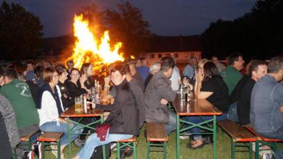 Bild: weu
Bei angenehmen Temperaturen feierten die Dieterskirchner auf dem Mehrgenerationenplatz ihre Sonnwendfeier.