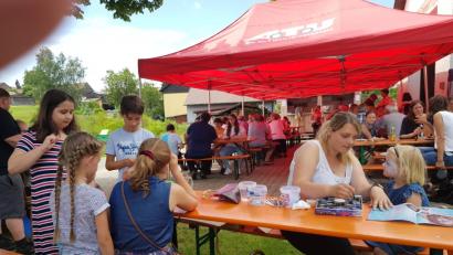 Bild: gi
Die SKC Kegler Tröbes verstehen zu feiern und freuten sich über die vielen Besucher. Auch für die Kinder kam keine Langeweile auf.