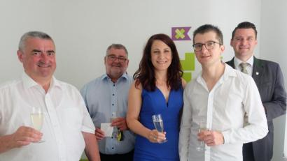 Bild: ohr
Die Räumlichkeiten für die Gemeinschaftspraxis der Kinderärzte Dr. Stefan Weickardt und Dr. Regina Schwindler sind neu gestaltet. Landrat Thomas Ebeling (rechts), Bürgermeister Armin Schärtl (Zweiter von links) und der Oberviechtacher Stadtpfarrer Alfons Kaufmann (links) gratulierten.