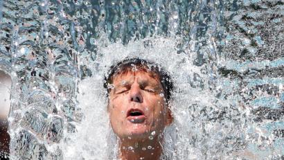 Bild: Roland Weihrauch/dpa
Wer lange in der Sonne gelegen hat, sollte sich vor einem Sprung in den Badesee oder ins Schwimmbecken abkühlen.