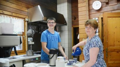 Bild: gsb
Für Marion Kick ist Ende September auf der Strobelhütte Schluss. Die fianziellen Sorgen sind zu groß. Sohn Fabian unterstützte seine Mutter oft im Service.