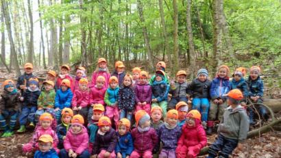 Bild: u
Eine Woche lang tauschten die St.-Wolfgang-Krippen- und Kindergartenkinder ihre Gruppenzimmer mit einem Lagerplatz in einem Waldstück am Kalvarienberg und machten bei ihren Exkursionen tolle Entdeckungen.
