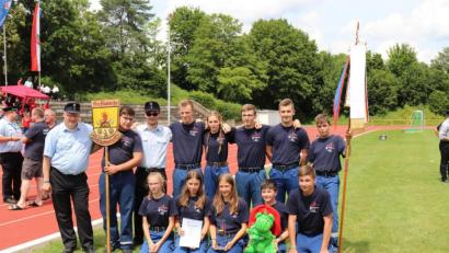 Bild: exb
Aufstellen zum Siegerfoto: Die Jugendfeuerwehr Tirschenreuth hat den Landesentscheid im Bundeswettbewerb der deutschen Jugendfeuerwehren in Hösbach gewonnen.