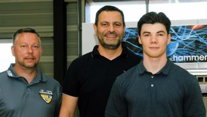 Bild: gf
Leon, der neue Löwe: Leon Koppitz (rechts) bei seiner Vorstellung zusammen mit dem 2. Vorsitzenden des ERSC Amberg, Frank Jacobi (links), und Vorsitzendem Mustafa Sugle.