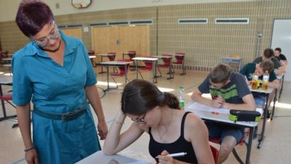 Bild: dob
Die Tschechischlehrerin Renáta Burcsak mit einer Schülerin bei der Abschlussprüfung der Realschule Vohenstrauß im Fach Tschechisch.