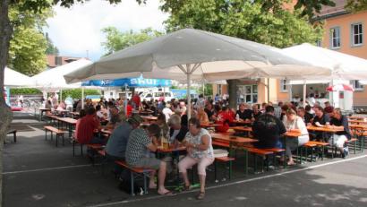 Bild: wro
Der Pausenhof der Grundschule ist ein guter Platz, um bei einem Gartenfest den Sommer zu genießen.