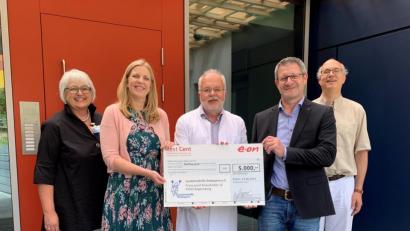 Repro: jr
Diplom-Psychologin Ingrid Schön, Tanja Kagerer von der Bayernwerk AG, Professor Ernst Holler, Spendeninitiator Uwe Rosner und Professor Daniel Wolff vom Uniklinikum Regensburg freuen sich über die Unterstützung.
