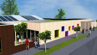 Bild: exb/Knipl, Pracht und Partner
Diese Visualisierung der Architekten zeigt die Fassade des neuen Hauses für Kinder in Fronberg. Links ist der Eingang zu sehen, rechts die Bushaltestelle. Der Bauausschuss zeigte sich vom Entwurf des Gebäudes in Holzrahmenbauweise sehr angetan.
