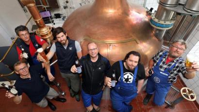 Bild: Wolfgang Steinbacher
Freude über die Auszeichnung bei Anton Meier, Christian Storch (Braumeister), Maximilian Winkler (Braumeister), Werner Bichlmeier, Florian Strulik, Erich Hierl (von links)