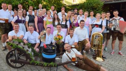 Bild: no
14 ehemalige Kirwapaare und die Musikanten stimmen sich im Garten der Familie Falk auf das Baumaustanzen ein.