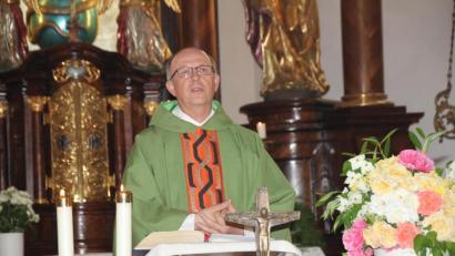 Bild: frd
Pfarrer Herbert Rösl ermunterte die Mitglieder, sich durch Worte und Taten auch das „Trikot des christlichen Glaubens“ überzustreifen.
