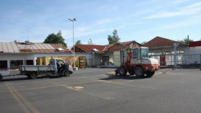 Bild: wro
Der Rückbau der durch den verheerenden Brand geschädigten Gebäude hat begonnen, um Platz für einen neuen, größeren Ersatzbau zu schaffen.