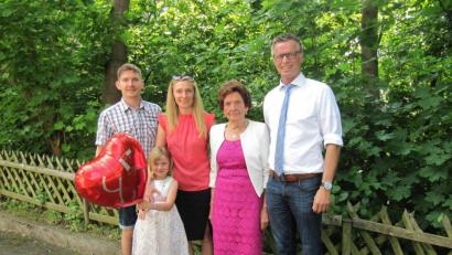 Bild: fg
Gratulationscour zum 85. Geburtstag (von links): Enkel Thorsten Gebel, Urenkelin Annalena Prösl, Enkelin Ramona Gebel-Prösl, die Jubilarin Margot Kinzel und Bürgermeister Hermann Falk.