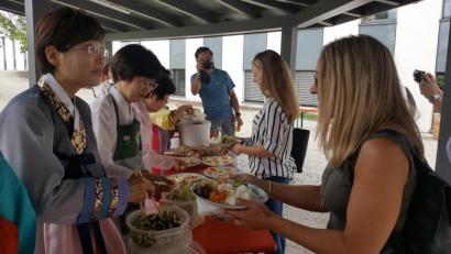 Bild: myd
In traditionellen Gewändern bewirten die koreanischen Musikerinnen die Grafenwöhrer mit Speisen aus ihrem Heimatland.