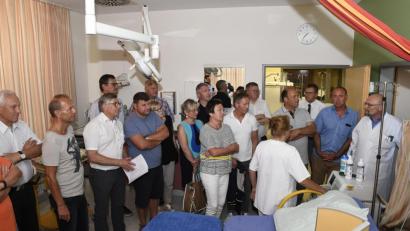 Bild: Petra Hartl
So sieht aktuell ein Kreißsaal im Klinikum St. Marien aus, der gleichzeitig OP-Saal ist, was im Ernstfall etwa fünf Minuten Zeitgewinn bringt. Aus den drei alten sollen in einigen Jahren vier neue Kreißsäle werden. Doch Professor Anton Scharl (rechts) machte der CSU-Fraktion bei ihrem Besuch auch klar, welche Regel für Geburtsstationen gilt: „Wegen der Räume kommt keiner, die kommen wegen der Menschen.“