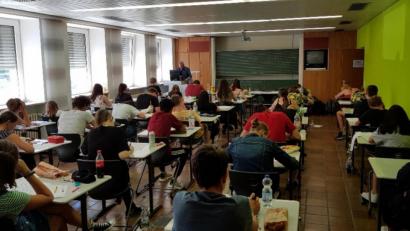 Bild: exb
Die Abschlussschüler der Wirtschaftsschule brüten derzeit über den Prüfungen.