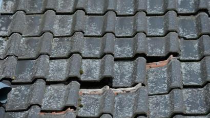 Bild: Carmen Jaspersen/dpa 
Eine Dachreparatur (Symbolbild) haben Unbekannte einer Kümmersbruckerin aufgeschwatzt. Die Polizei warnt vor solchen Haustürgeschäften: Die Frau musste dafür am Ende 2000 Euro zahlen - mehr als doppelt so viel wie vereinbart.