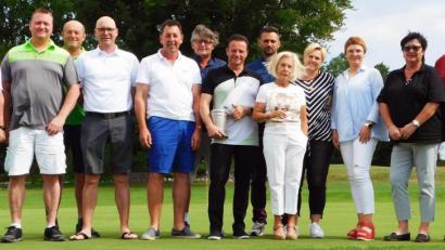 Bild: lst
GLC-Präsident Harald Thies (links) und Spielführer Reinhold Scharl (rechts) gratulierten den Siegern des „Willy Schildt-Gründerpokals“ und dankten der Familie Schürger für ihre Unterstützung.