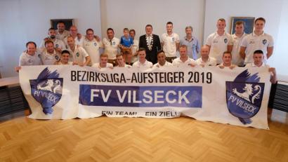 Bild: Stefanie Gradl
Die erfolgreiche Mannschaft des FV Vilseck mit Bürgermeister Hans-Martin Schertl (stehend Mitte) und Vorsitzendem Robert Liermann (stehend, Vierter von rechts).
