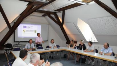 Bild: njn
Im Kulturspeicher des Rathauses war das gemeinsamen EU-Projekt beider Städte Thema der gemeinsamen Sitzung. Auf dem Bild die Stadträte aus beiden Orten mit (hinten von links) Amtsrat Hubert Wojtenek, Bürgermeister Hans Donko und Plesnas Bürgermeister Petr Schaller.