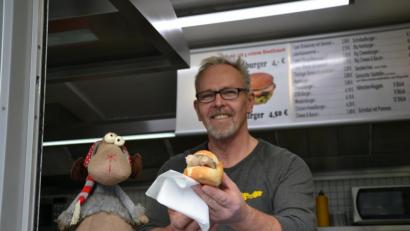 Bild: jak
So kennen Dieter Held vom Imbiss am ZOB viele: Seit 30 Jahren verkauft der 51-Jährige Bratwurst-Semmeln und andere Speisen.