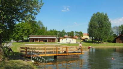 Bild: gz
Das Sprungbrett bietet die Chance zu einem kühnen Hüpfer in den Atzmannsee.