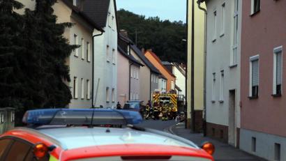 Bild: Hösamer
Ein Großaufgebot an Rettungskräften rückte am Freitagabend in die Karmelitenstraße aus. Sechs Bewohner eines Mehrfamilenhauses hatten über Atemnot und Übelkeit geklagt. Auslöser war offenbar vorsätzlich verschüttete Buttersäure.