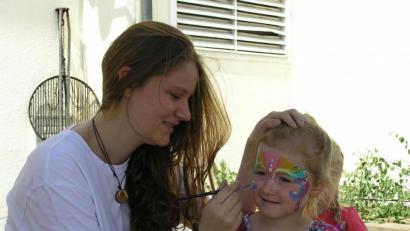 Bild: öt
Die Kinder standen an der Schminkecke der Feuerwehr Neusorg Schlange. Die Mädchen wollten sich mit fantasievollen Motiven bemalen lassen.