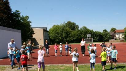 Bild: fpoz
Gemeinsam ans Ziel: Die Klasse 1/2A der Jobst-vom-Brandt-Schule verbrachte einen abwechslungsreichen Schultag mit dem Abenteuerladen aus Hof. Im Mittelpunkt aller Übungen stand die Team-Bildung in der Klasse. Mit dabei waren der Elternbeiratsvorsitzende Alexander Schraml, Carina Fraas vom Abenteuerladen, Klassenleiterin Christa Besold und Schulleiterin Petra Andritzky.