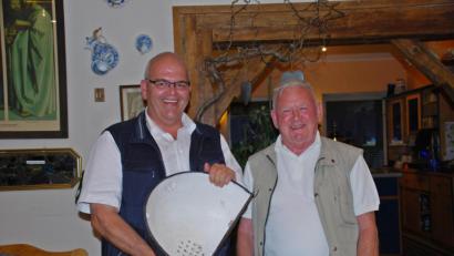 Bild: enz
Siegfried Baumgärtl aus Waldsassen (rechts) überreichte an Bürgermeister Klaus Meyer ein Original-Ausgussbecken aus dem Tillenschutzhaus zur Verwendung als Museumsstück.