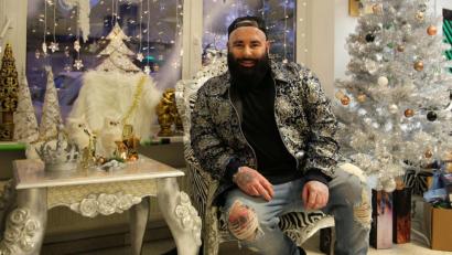 Bild: Sonja Kaute
Benjamin Dietl, Inhaber von „Bennys Friseure“, dekoriert seinen Laden in der Braunmühlstraße selbst, nicht nur zu Weihnachten. „Deko spiegelt einen wider und hebt einen von der Masse ab“, sagt er.