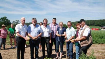 Bild: Portner
Über eine gute Kartoffelernte 2019 freuen sich (von rechts) BBV-Geschäftsführer Alfons Wittmann, Ortsbäuerin Barbara Ruhland, Landwirt Reinhard Elsner, stellvertretende Kreisbäuerin Manuela Pronath, stellvertretender Kreisobmann Georg Lorenz, Kreisobmann Josef Irlbacher, Alfred Bauer von der Erzeugergemeinschaft Oberpfalz und stellvertretender Landrat Arnold Kimmerl.
