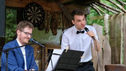 Bild: usg
Sänger Max Dollinger und Pianist Wolfgang Geiger beim Auftritt auf der "Schaffnerlos"-Bühne.