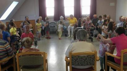 Bild: u
Gemäß dem „ZusammenSingen!“ lassen die Kinder des Marien-Kindergartens mit den Bewohnern des BRK-Seniorenheims St. Barbara Lieder erklingen.