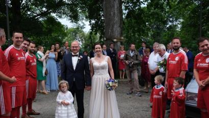 Bild: fvo
Dr. Marietta Kellner und Bernhard Schmidhuber freuen sich über viele Glückwünsche zu ihrer Hochzeit.