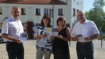 Bild: jr
Bürgermeister Roland Grillmeier, Gabi Bleistein und Martina Rüth von der Stadtverwaltung und Jugendbeauftragter Wolfgang Hecht (von links) stellten das Ferienprogramm 2019 vor.
