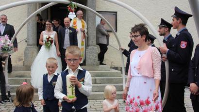 Bild: kro
Katharina und Johannes Wölfl mit den Brautkindern beim Verlassen der Pfarrkirche St. Johannes in Großkonreuth. Dabei wurden sie von einem 24köpfigen Ehrenspalier der Feuerwehr Dippersreuth erwartet.